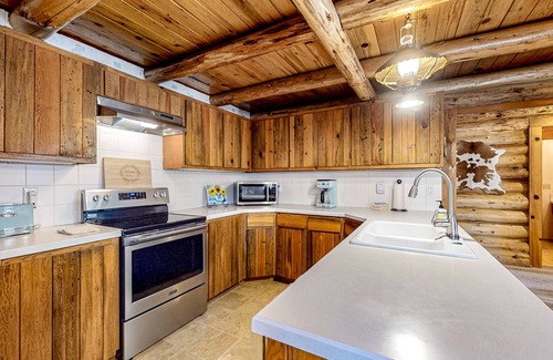 La Pine Cabin | Rustic Charm: Spacious log cabin, close to outdoor adventures, cozy vibes