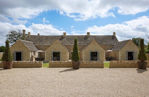 Southrop Cottage | Rustic Cotswolds Cottage-Parking-Garden-Fire