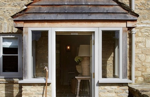 Southrop Cottage | Rustic Cotswolds Cottage-Parking-Garden-Fire