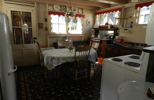 Bayside Cottage | Rustic Cottage a Block from the Water at 19 Broadway, Bayside, Northport