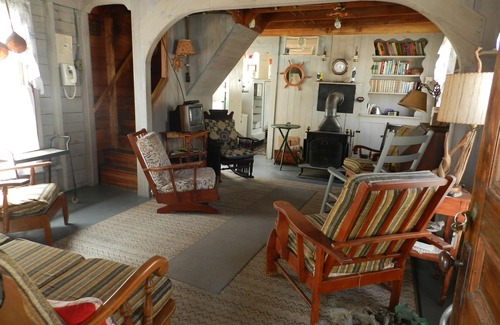 Bayside Cottage | Rustic Cottage a Block from the Water at 19 Broadway, Bayside, Northport