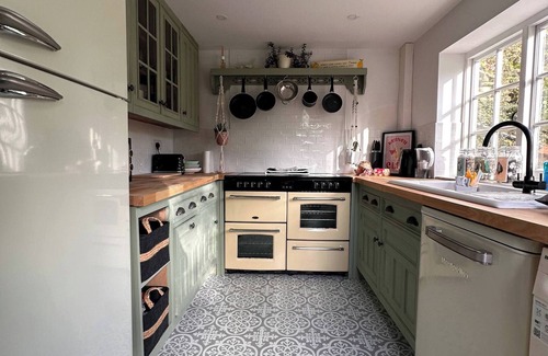 Broadwindsor House | Rustic Cottage in the Countryside