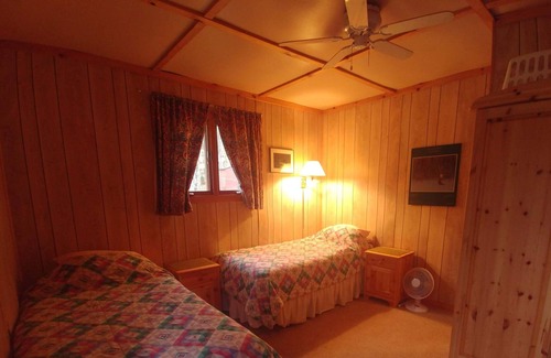 Bracebridge Cottage | Rustic cottage on beautiful Wood Lake, perfect for families and couples