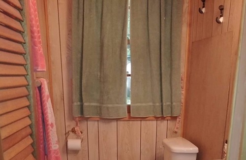 Bracebridge Cottage | Rustic cottage on beautiful Wood Lake, perfect for families and couples