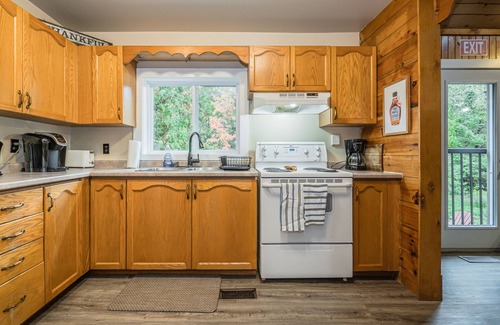 Miller Lake Cabin | Rustic cottage with water access