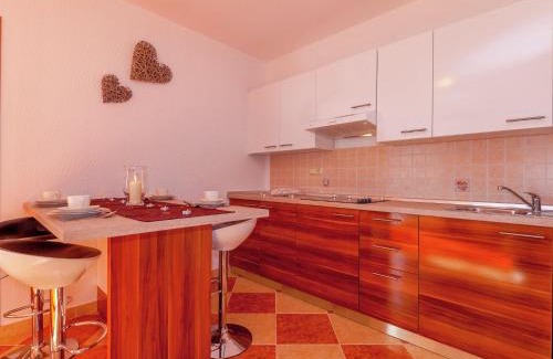 Dramalj Apartment | Rustic Cottage with Pool