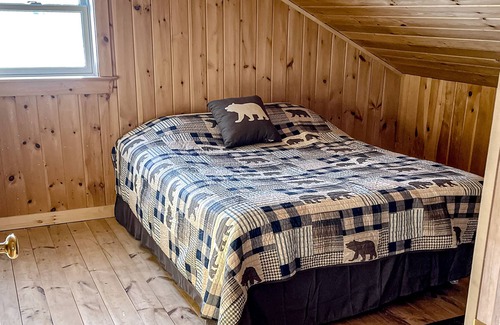 Rockwood Cabin | Rustic dog-friendly lakefront home with private beach, lake views, firepit, AC