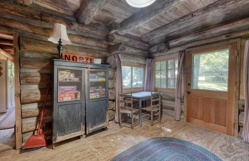 Dahlonega Cabin | Rustic Elegance: Cabin near Wineries & Gold Minesn