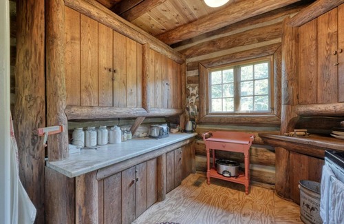 Dahlonega Cabin | Rustic Elegance: Cabin near Wineries & Gold Minesn