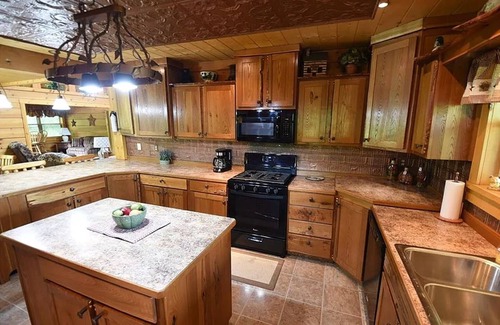Nashville Cabin | Rustic Elegance Lodge - Picturesque 6 bedroom cabin, Hot Tub, Pool Table