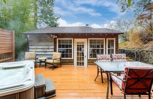 Weaverville Cabin | Rustic Elegance Minutes to Downtown : Privacy, Hot Tub & Amazing Mountain Views