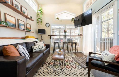 Woodland Park Apartment | Rustic Escape Fireplace, BBQ Grill & Scenic Views