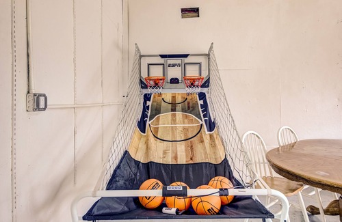 Blairsville House | Rustic escape with fireplace, firepit, Ping-Pong, basketball & AC - dog-friendly