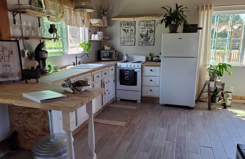 Ramona House | Rustic farm stay with fresh eggs and animals. Nearby wineries/hiking!