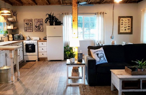 Ramona House | Rustic farm stay with fresh eggs and animals. Nearby wineries/hiking!