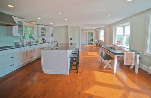 Parsonsfield House | Rustic Farmhouse w/Hot Tub Close to Beach, Golf