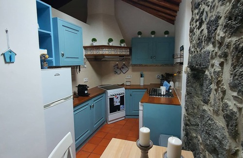Ponta Delgada Cottage | Rustic house with garden overlooking the sea in the center of the island