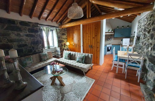 Ponta Delgada Cottage | Rustic house with garden overlooking the sea in the center of the island