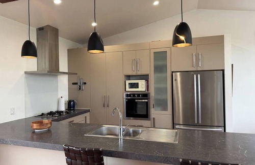 Oruanui House | rustic house in the wild. PRIVACY +