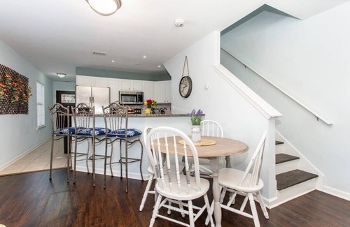 Edgewood House | Rustic-Industrial 2/MARTA/Good Eats/Sleeps 6