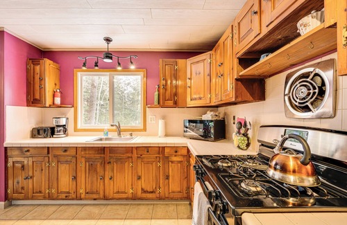 Intervale Cottage | Rustic Intervale Hideaway w/Deck & Wooded Views!