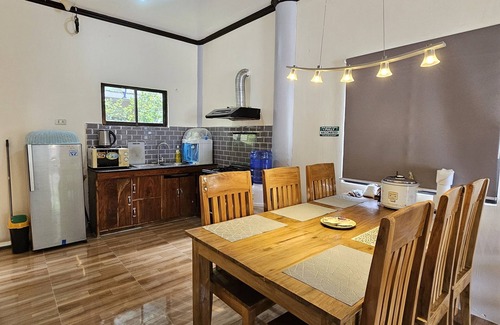 Catarman House | Rustic Island Retreat: Cozy 2BD Getaway with Starlink Wi-Fi Parking & AC