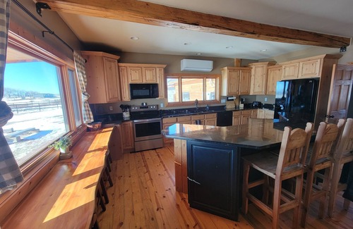 Riverton Cabin | Rustic Knotty Pine Lodge with views!
