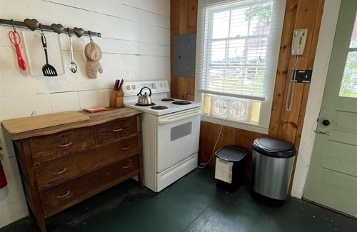 North Sebago Cottage | RUSTIC LAKESIDE COTTAGE. LARGE SANDY BEACH