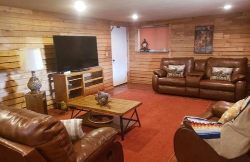 Brookings County House | Rustic Lodge Perfect For Family Reunions
