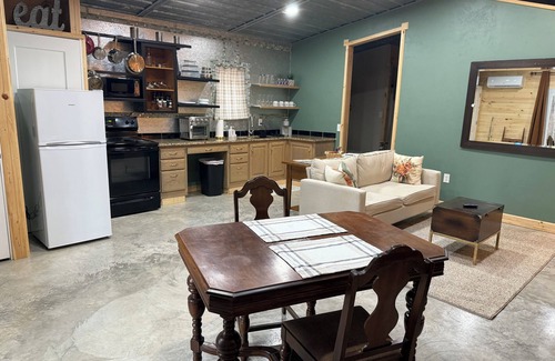 Grapevine Cabin | Rustic Lodge. Quiet and cozy