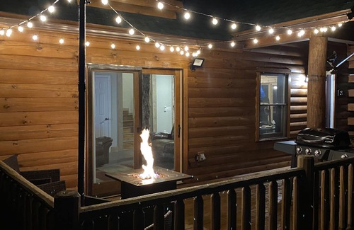 Swinging Bridge Village House | Rustic Log Cabin at Swinging Bridge