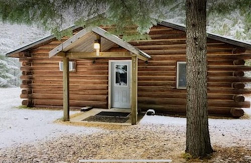 Boundary County Cabin | Rustic log cabin