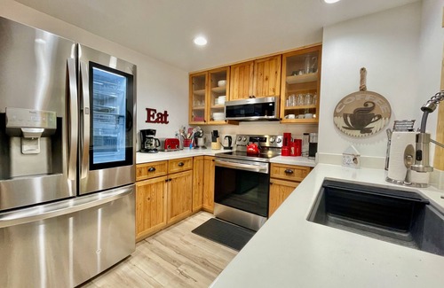 Camano Island House | Rustic Log Home Escape - Lodge Comfort & Outdoor FirepitnPeaceful retreat