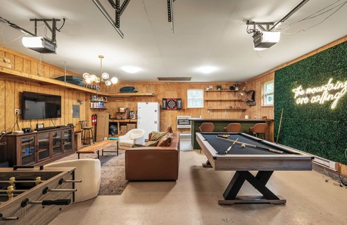 Blakeslee House | Rustic Lux Escape, Lake, Hot Tub, Arcade, Game Lounge