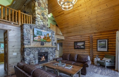 Warrens House | Rustic Luxury Getaway with On-Site Restaurant and Pool, Near Three Bears Resort