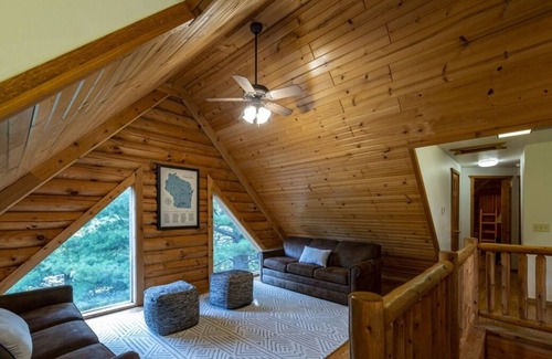 Warrens House | Rustic Luxury Getaway with On-Site Restaurant and Pool, Near Three Bears Resort