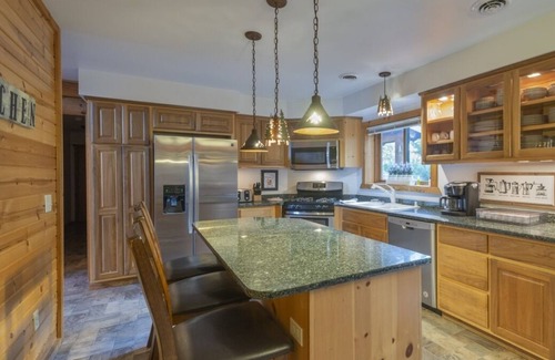 Warrens House | Rustic Luxury Getaway with On-Site Restaurant and Pool, Near Three Bears Resort