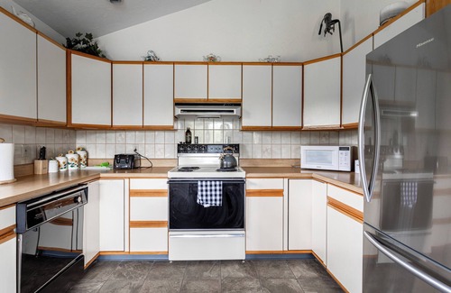Windham Ski Chalet | Rustic Mountain view Cabin 5 mins to Ski Area!