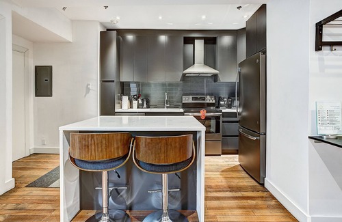 International District House | Rustic New Loft w/King Bed + cozy park Old Mtl