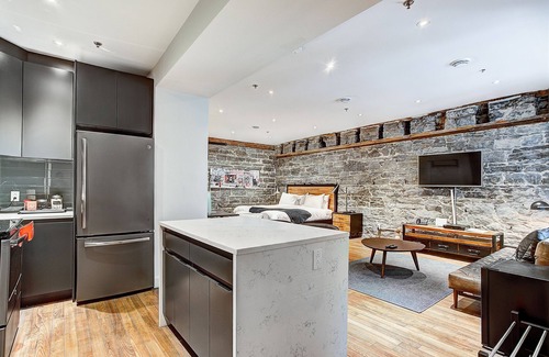 International District House | Rustic New Loft w/King Bed + cozy park Old Mtl