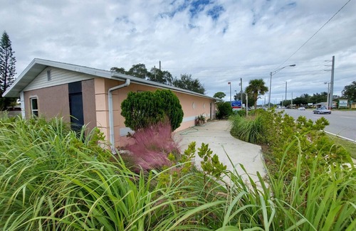 Tropic Apartment | Rustic private apt. "zen" @ Eau Gallie Downtown & 5 minutes Melbourne Beach