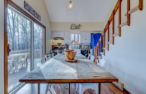 Stroudsburg Cabin | Rustic Private Cabin Outdoor Hot tub w/Lake View