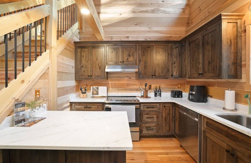 South Bloomingville Cabin | Rustic Ravine | Hocking Hills