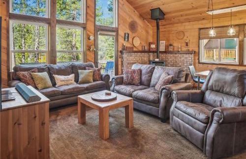 Truckee House | Rustic Retreat by Tahoe Getaways - 4BR Tahoe Donner Contemporary Cabin w Forest Views, Pet-Friendly & HOA Amenities