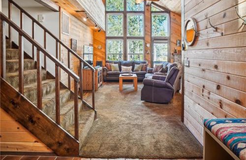 Truckee House | Rustic Retreat by Tahoe Getaways - 4BR Tahoe Donner Contemporary Cabin w Forest Views, Pet-Friendly & HOA Amenities