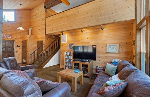 Truckee House | Rustic Retreat by Tahoe Getaways - 4BR Tahoe Donner Contemporary Cabin w Forest Views, Pet-Friendly & HOA Amenities