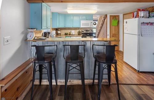 Detroit Lakes Cabin | Rustic Retreat near Shops/Bars/Eats/Beach