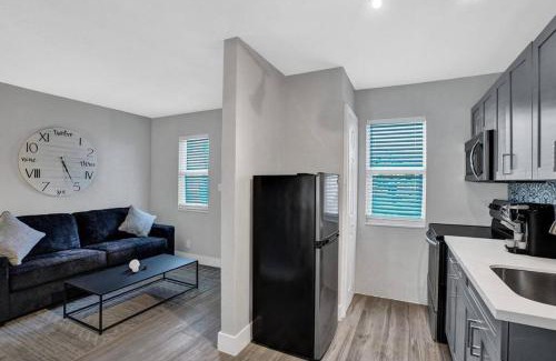 Poinciana Park Apartment | Rustic Retreats Cozy 1BR For 4 Guests In The Heart Of Fort Lauderdale