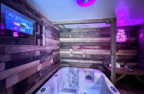 Pentre Apartment | Rustic Rhondda Retreat W Hot Tub & Sauna - Ystrad