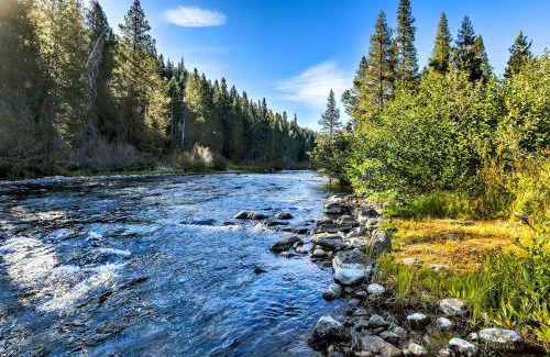 Truckee House | Rustic Riverfront Truckee Cabin with Deck and BBQ